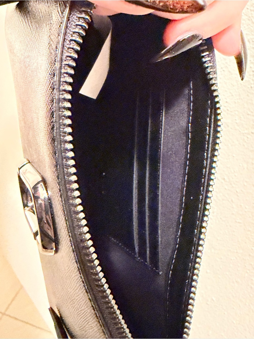 Marc Jacobs Black Leather Shoulder Bag with Metal Logo - Picture 3 of 3